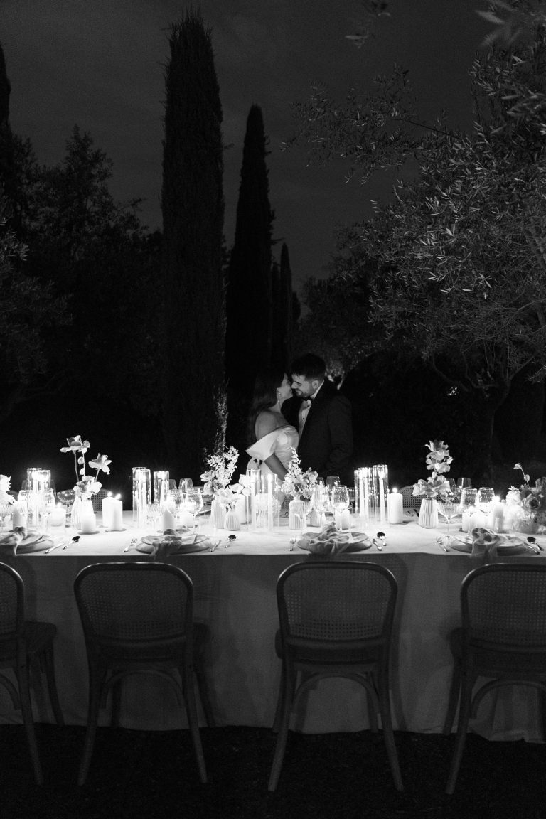 FOTO DE BODA DE UNA PAREJA EN UNA CENA EN EL BOSQUE