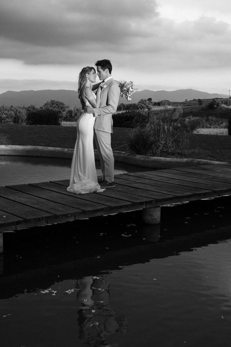 Foto de pareja de Octavi Pujades y Anna Senan el día de su boda en Barcelona