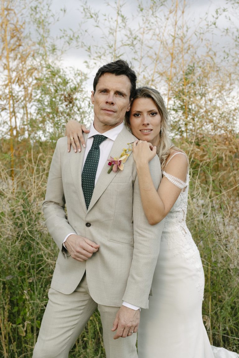 Foto de pareja de Octavi Pujades y Anna Senan el día de su boda en Barcelona