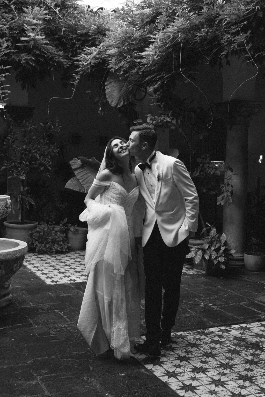 Pareja de novios ingleses en una boda en Barcelona