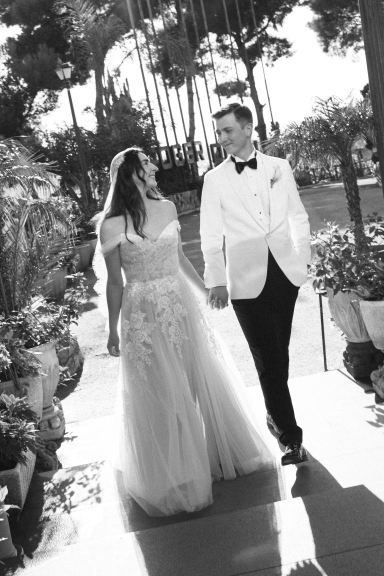 Pareja de novios ingleses en una boda en Barcelona