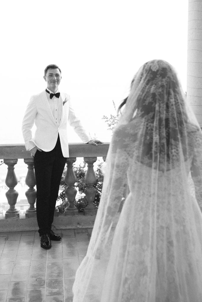 Pareja de novios ingleses en una boda en Barcelona