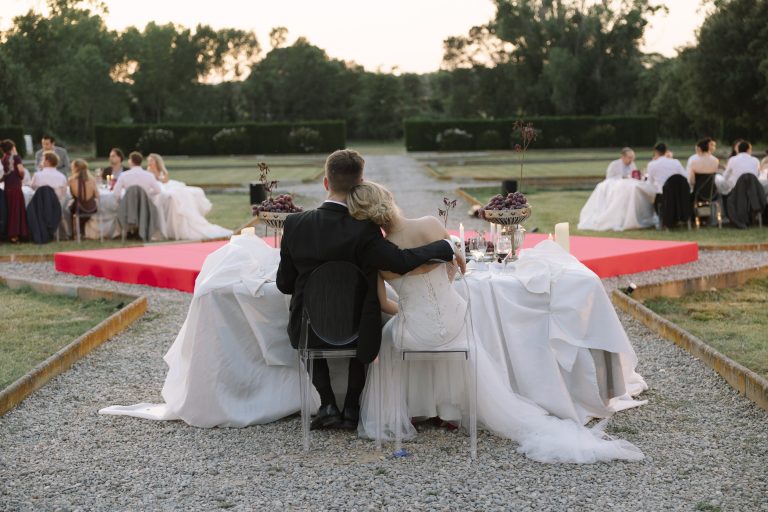 novios durante el banquete en Castell de Caramany